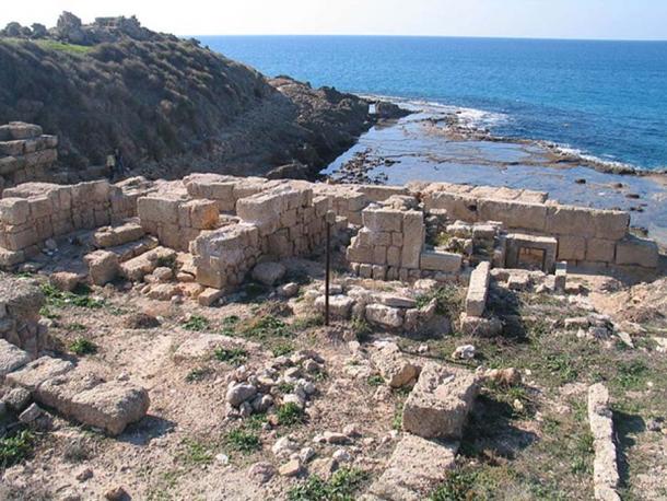 Gran parte del sitio arqueológico de Tel Dor está en tierra. (Bukvoed / CC BY 3.0)