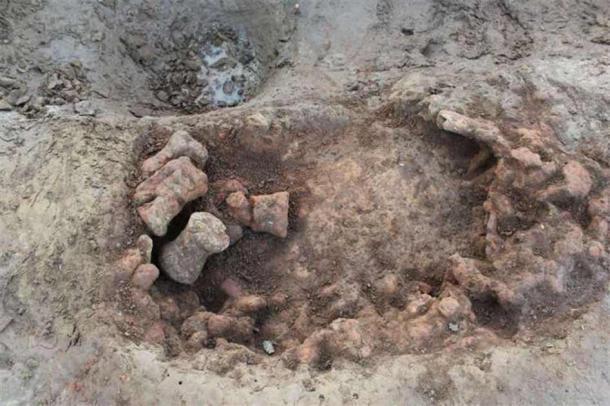 La excavación de Grange Farm produjo evidencia considerable de orfebrería de alta gama, incluido este Saltern Hearth con un grupo de pedestales de arcilla cocida. (Kent Online)