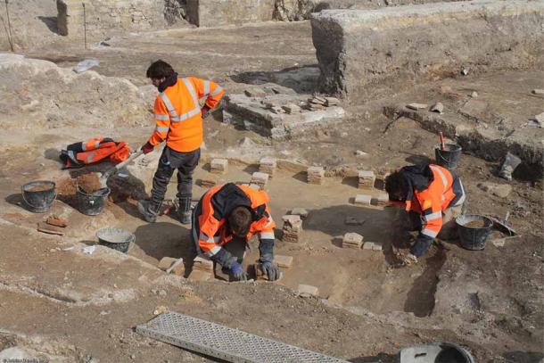 Evidencia de hipocausto (sistema de calefacción por suelo radiante) excavado en la megaestructura romana descubierta en Reims. (Antoine Damsin / INRAP)