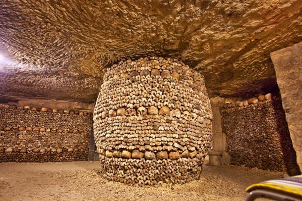 Huesos y crÃ¡neos dispuestos en una columna en una catacumba. (Guy Bryant / Adobe)