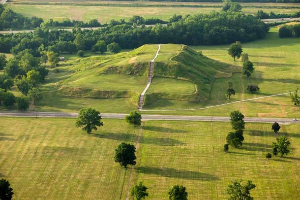 En el sur de Illinois, situado a lo largo del río Mississippi en Collinsville, un antiguo asentamiento que llamamos Cahokia alcanzó un gran poder entre el 800 y el 1200 d.C. El complejo masivo una vez contuvo hasta 40,000 personas y se extendió por casi 4,000 acres (1,600 hectáreas). Las características más notables del sitio son montículos de tierra hechos a mano que albergaban templos, edificios políticos y fosas funerarias. Los montículos de Cahokia son un testimonio de la cultura altamente organizada de los primeros habitantes de Mississippi que construyeron la ciudad más grande en la América del Norte precolombina (Kent / Adobe Stock)