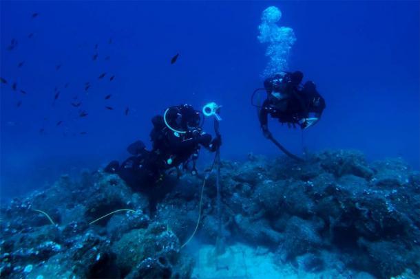 Buzos en una de las ubicaciones de robots de IA bajo el agua con innumerables ánforas en el fondo del mar. (NOUS)