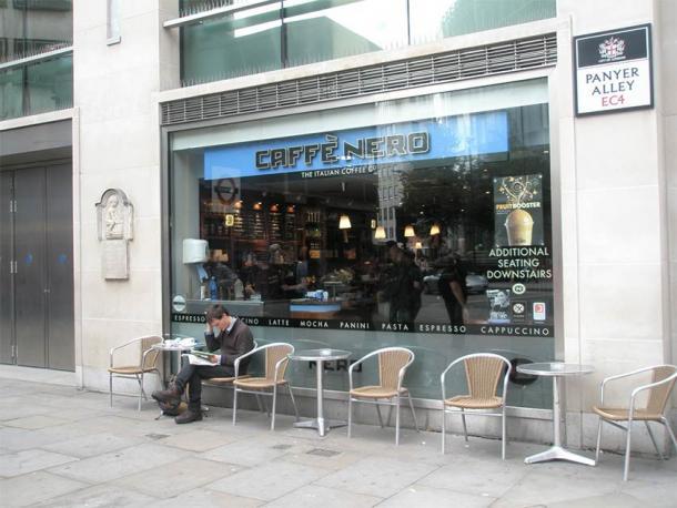 El relieve Panyer Boy está al lado de un Café Nero en Panyer Alley. (Bashereyre / CC BY SA 3.0)