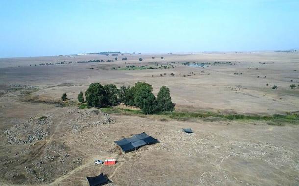 La imagen aérea de la excavación IAA en Hispin en los Altos del Golán está desenterrando lo que podría ser un fuerte de la era del Rey David. Fuente: Anya Kleiner / Autoridad de Antigüedades de Israel