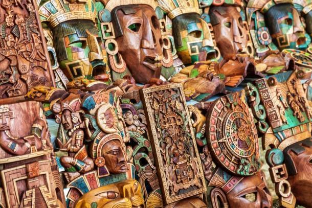 Máscaras artesanales de madera maya en un mercado tradicional mexicano. (Jose Ignacio Soto / Adobe stock)