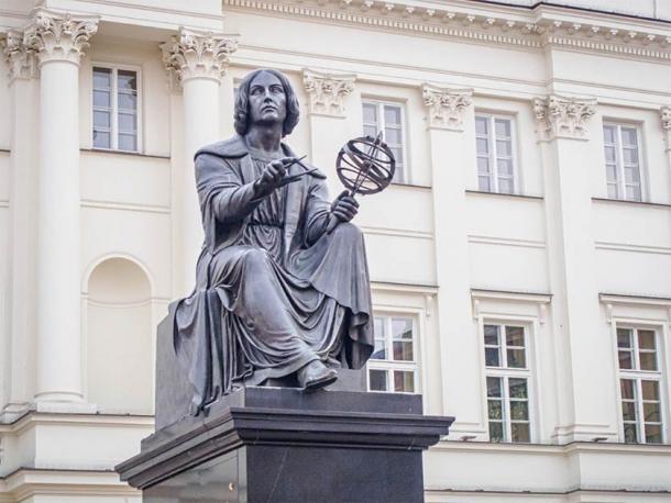 Monumento a Nicolás Copérnico (por Bertel Thorvaldsen) en Varsovia, Polonia, de pie frente al Palacio Staszic, sede de la Academia de Ciencias de Polonia. (Belogorodov / Adobe Stock)