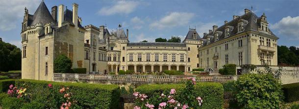 Magnífico castillo de Brézé en Francia: elegante y sereno en la superficie, pero profundiza y te encontrarás en el famoso "castillo debajo del castillo". Fuente: Adrian Farwell / CC BY-SA 3.0