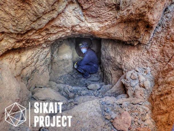 Los agujeros en las colinas como este son evidencia de las extensas minas antiguas de esmeraldas de Roman Sikait en Egipto. (Sikait Project)