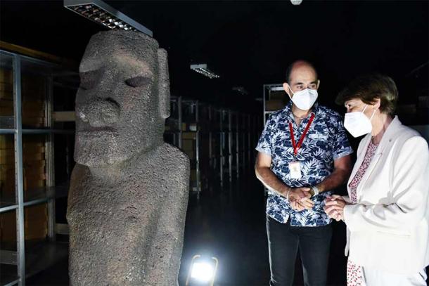 Cristian Becker, Curador Jefe y Científico del MNHN, junto a Consuelo Valdés, Ministra de las Culturas, las Artes y el Patrimonio. (Museo Nacional de Historia Natural, Chile)