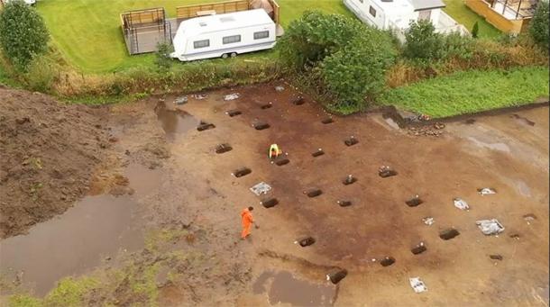 El sitio de excavación en Noruega que muestra el contorno de la estructura de soporte. (Museo de la Universidad de Bergen)