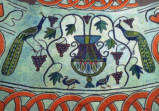 Detalle del piso de mosaico del baptisterio, que representa a dos pavos reales comiendo uvas (Dominio público)