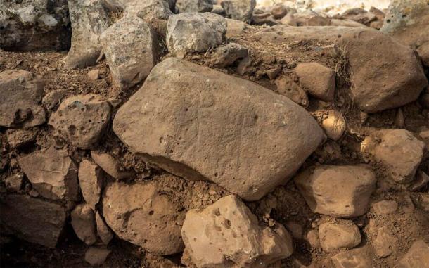 La piedra de Hispin, fue encontrada en el fuerte Golan Heights, cerca de una entrada al complejo. (Yaniv Berman / Autoridad de Antigüedades de Israel)