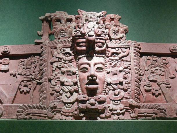 Una máscara maya / friso de estuco de Placeres, Campeche. Período Clásico Temprano en exhibición en el Museo Nacional de Antropología en la Ciudad de México. (Wolfgang Sauber / CC BY-SA 3.0)