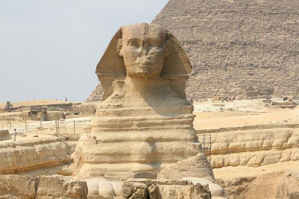 Una vista frontal de la Gran Esfinge de Giza. Observe la meteorización extrema en el cuerpo que inicialmente llevó a los investigadores a cuestionar su edad supuesta y, por lo tanto, la verdadera participación de Khafre en su construcción ha sido cuestionada a fondo desde entonces. (Diego Delso / CC BY-SA 3.0).