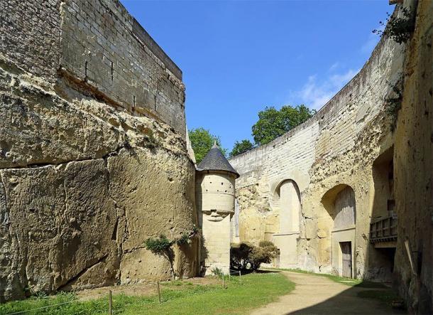 Un pasadizo entre los muros exteriores y las estructuras interiores del castillo de Brézé. (Marc Ryckaert / CC BY-SA 4.0)