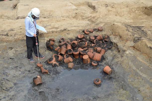 Un montón de urnas funerarias que fueron desenterradas en el sitio de Umedahaka. (Asociación de Bienes Culturales de la Ciudad de Osaka / Ciudad de Osaka)