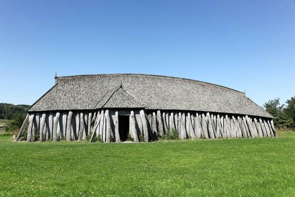 El diseño y la estructura del antiguo templo vikingo recién descubierto en Noruega era bastante diferente de una casa comunal vikinga típica, como esta en Dinamarca. (Ricochet64 / Adobe Stock)