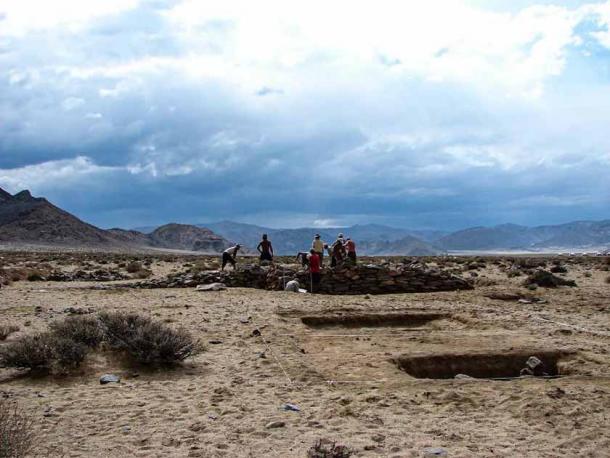 Excavación de la Tumba 64 de élite de Xiongnu que contiene a una mujer aristocrática de alto estatus en el sitio de Takhiltiin Khotgor, Altai mongol. (J. Bayarsaikhan)