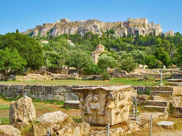 Ruinas del Odeón de Agripa, el Ágora de Atenas con la Iglesia de los Santos Apóstoles y la ladera norte de la Acrópolis de Atenas en el fondo. (Álvaro Germán Vilela / Adobe Stock)