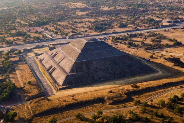 Pirámide del Sol en la antigua ciudad azteca de Teotihuacan, México, donde una vez cabezas y cuerpos humanos rodaban y caían por un largo tramo de escaleras hacia la multitud que esperaba. (RM Nunes / Adobe Stock)