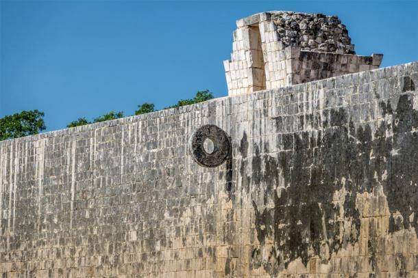 La cancha de juego de pelota Maya (juego de pelota) en Chichén Itzá - Yucatán, México. (diegograndi /stock de Adobe)