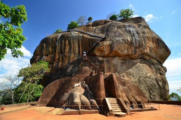 Una vista frontal de la escalera del "león" de Sigiriya. Evidentemente, todo lo que queda de la supuesta escalera son las dos patas frontales, junto con la suposición de que una gran cabeza felina también estuvo una vez en su lugar, ranurada por encima de ellos. Dónde o qué sucedió con esta cabeza gigante sigue siendo un misterio sin resolver ... (Givaga / Adobe stock)