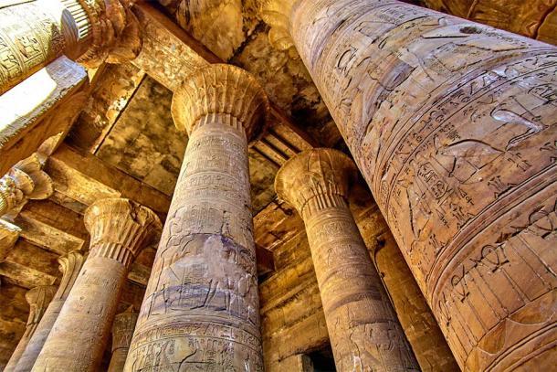 Las magníficas columnas del templo de Edfu. (EwaStudio / AdobeStock)