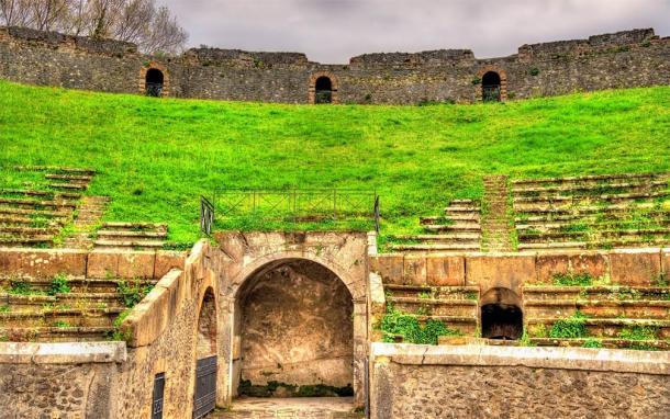 Los túneles y los asientos escalonados del anfiteatro de Pompeya (Leonid Andronov / Adobe Stock)