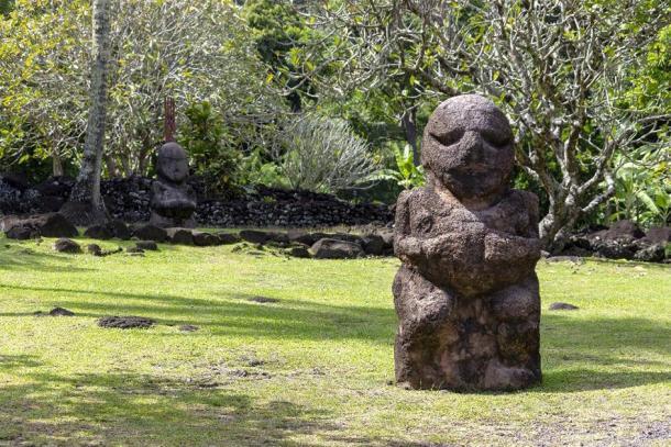 Polinesia francesa Tahití estatua de piedra tallada de Tiki. (Tom Nast/ Adobe Stock)