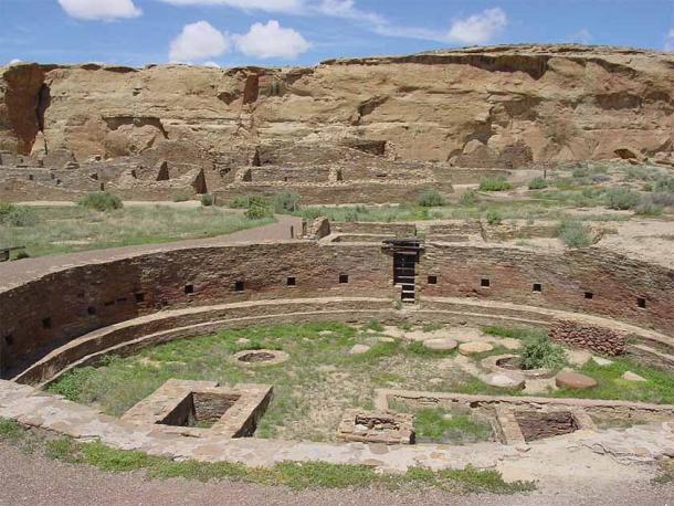 En el oeste, en lo que ahora es Mew México, florecieron los Puebloans de Chaco Canyon. Aquí construyeron un importante centro comercial, cuyos restos dan fe de su alcance: los edificios son algunos de los más grandes jamás construidos en los Estados Unidos precolombinos, y hay evidencia de que los materiales de construcción se recolectaron desde grandes distancias. Los habitantes de Pueblo también parecían tener una fijación extraña con la polidactilia, y aquellos que tenían un dedo de la mano o del pie de más eran favorecidos por los dioses (Servicio de Parques Nacionales / United States)