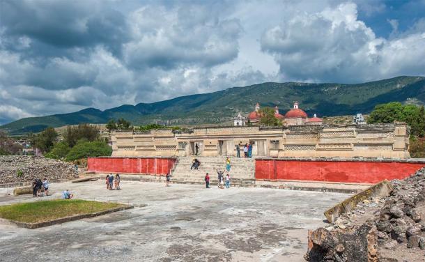 Una sección de las ruinas en Mitla hoy con la iglesia claramente visible en el extremo norte de la ciudad, más allá de la entrada principal. (javarman / Adobe Stock)