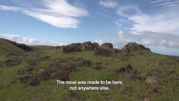 El ahu o plataforma original, perteneciente al moai Hoa Hakananai’a. Captura de pantalla del documental. (El Espíritu de los Ancestros / Mahatua Producciones)