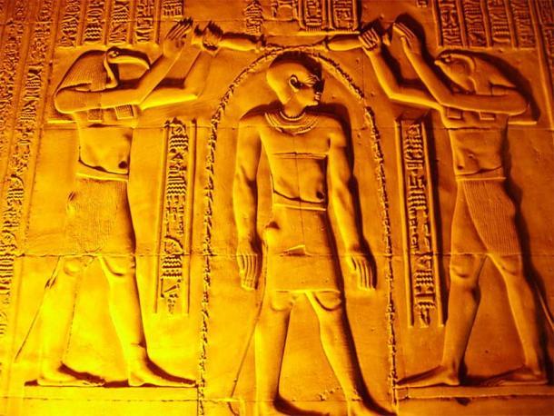 Los dioses Thoth y Horus vierten aguas vivificantes sobre la cabeza del faraón Ptolomeo VI para purificarlo antes de que tome el trono de Egipto; en una escena del templo de Kom Ombo, en el sur de Egipto. Esto es similar a las abluciones purificadoras que los judíos realizan antes de Rosh Hashaná. (CC BY-SA 3.0)