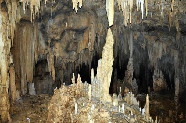 Una estalagmita tomada de la cueva Yok Balum en Belice ayudó a los investigadores a determinar las cantidades de lluvia durante varios períodos de la civilización maya. Esto apuntó a los problemas del cambio climático, que ahora es la explicación más popular de lo que les sucedió a los mayas. (Douglas Kennett / Penn State University)