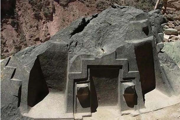 El extraño, y casi fuera de lugar, altar de piedra en la Iglesia Ñaupa, en el Valle Sagrado del Perú, cuyas tres "cámaras" cortadas con precisión se alinean cada una con ciertos acimutes, y por lo tanto cuerpos celestes específicos durante el año, en una veta similar al complejo Sigiriya y a los monumentos de Egipto. (Misterios Con Xana / CC BY NC SA 3.0)