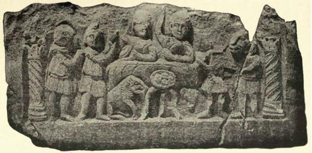 Comunión mitraica, bajorrelieve de Konjica, Bosnia que muestra a Mitra y al dios Sol festejando, iniciados de rango inferior sirviendo, cuatro hogazas de pan con cruces marcadas en ellas. (Dominio público)