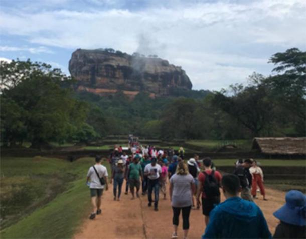 Autor (extremo izquierdo) acercándose a Sigiriya. Ábrete camino a través del complejo de jardines magistralmente diseñados y palitos autofotos que rodean la ciudadela gigante es solo parte de la diversión. (F. Burnand / Foto cortesía del autor)