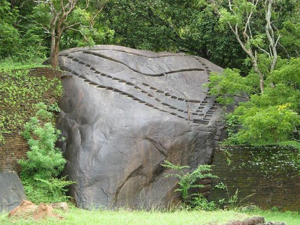 Un ejemplo de muescas acanaladas similares en Sigiriya, que parecen ser "presionadas" directamente en la superficie dura de la roca con aparente facilidad. Su propósito: desconocido. Se observan muescas comparables en todo el mundo en otros sitios antiguos e inexplicables. (Michael Gunther / CC BY-SA 4.0).