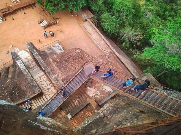 La empinada subida hasta la cumbre, cerca de donde accidentalmente (y temblorosamente) filmé las suaves "muescas acanaladas" en la roca madre, mientras trataba de obtener una buena toma del tramo vertical de escaleras metálicas chirriantes. (Randikachat / CC BY-SA 4.0).