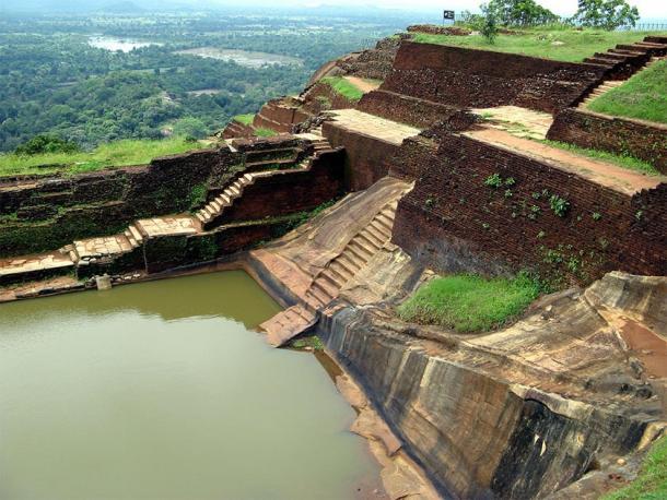 Otro ángulo muestra claramente el método de construcción de pirámide escalonada en la parte superior de la Ciudadela de Sigiriya. Observe las escaleras cortadas con precisión, cortadas directamente de la roca madre, que conducen directamente a lo que se ha etiquetado como "piscina". (Michael Gunther / CC BY-SA 4.0)