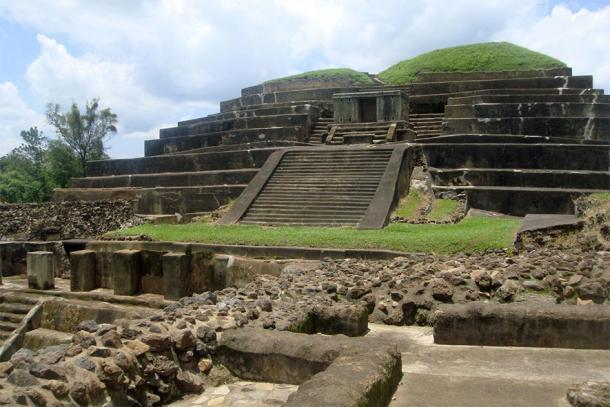 La pirámide principal de Tazumal mejor conservada (vista desde el oeste) ubicada en las selvas de Chalchuapa, El Salvador (Mariordo (Mario Roberto Durán Ortiz) / CC BY-SA 3.0)