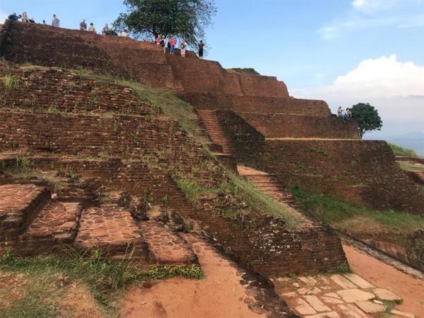 Construcción de estilo pirámide escalonada, presente en la Ciudadela de Sigiriya. (Foto cortesía del autor)