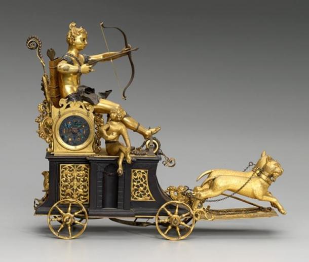 Un reloj de carro autómata del Renacimiento. Sur de Alemania, c. 1610. "Diana tiene los ojos en movimiento conectados al mecanismo de relojería y cuando un mecanismo dentro de la caja se enrolla, el carro rueda hacia adelante, los dos leopardos saltan, el pájaro se adelanta y el mono se come la manzana. Si todos estos elementos se ponen en movimiento, la diosa dispara su flecha. (Dominio público)