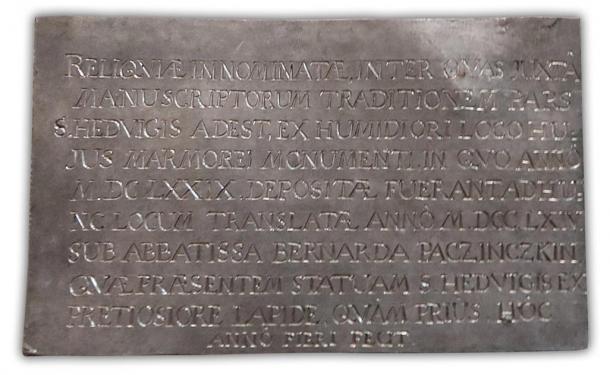 El panel de inscripción que se colocó en la parte superior del ataúd tenía la fecha de 1764, lo que sugiere que los huesos de St. Jadwiga no se habían visto desde entonces. (trzebnica.pl / Uso justo)