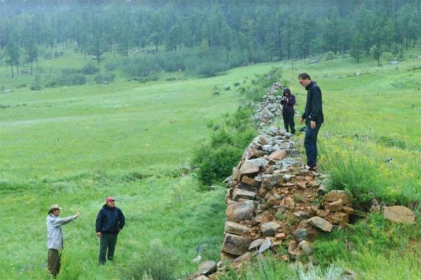 Los investigadores evalúan una sección del muro. (Antiquity Publications Ltd)