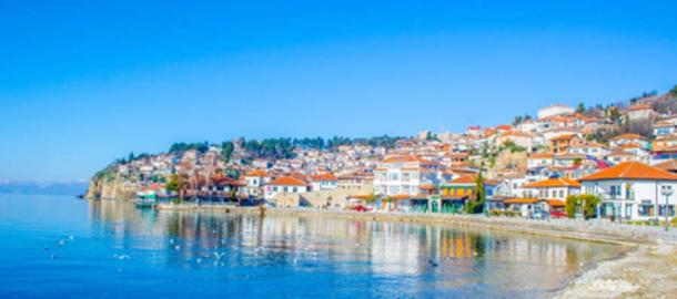 Lago Ohrid y vista de la parte histórica de la ciudad de Ohrid (dudlajzov / Adobe Stock)