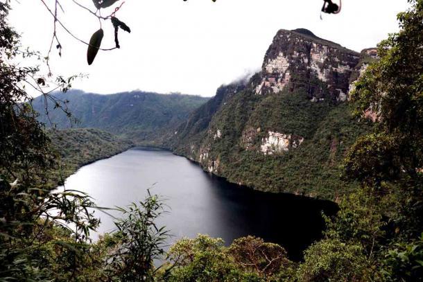 La Laguna de los Cóndores, también conocida como la Laguna de las Momias, es famosa por los mausoleos de las paredes del acantilado que contienen momias antiguas. (JOSEROGER / Adobe Stock)