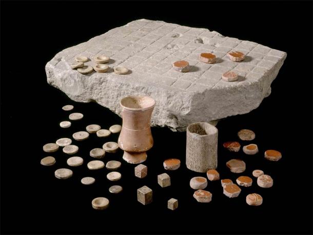 Versión del juego de mesa Ludus Latrunculorum encontrado en El fuerte romano de Housesteads o Roman Corbridge, en los siglos II-III d.C., conservado en el pueblo y museo romano de Corbridge. (Imagen: English Heritage)