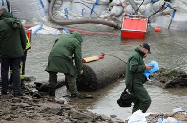 Al igual que las bombas de Pompeya, las bombas sin explotar de la Segunda Guerra Mundial estÃ¡n en todas partes. Este fue encontrado en el Rin cerca de Coblenza en 2011. (Schaengel / CC BY-SA 3.0)