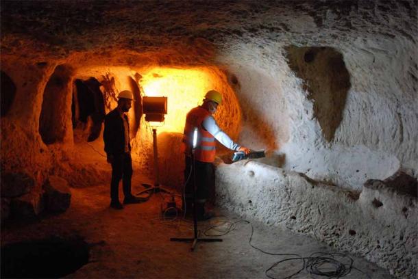 Limpieza de la ciudad subterránea en Midyat, Mardin, Turquía (Agencia Anadolu)